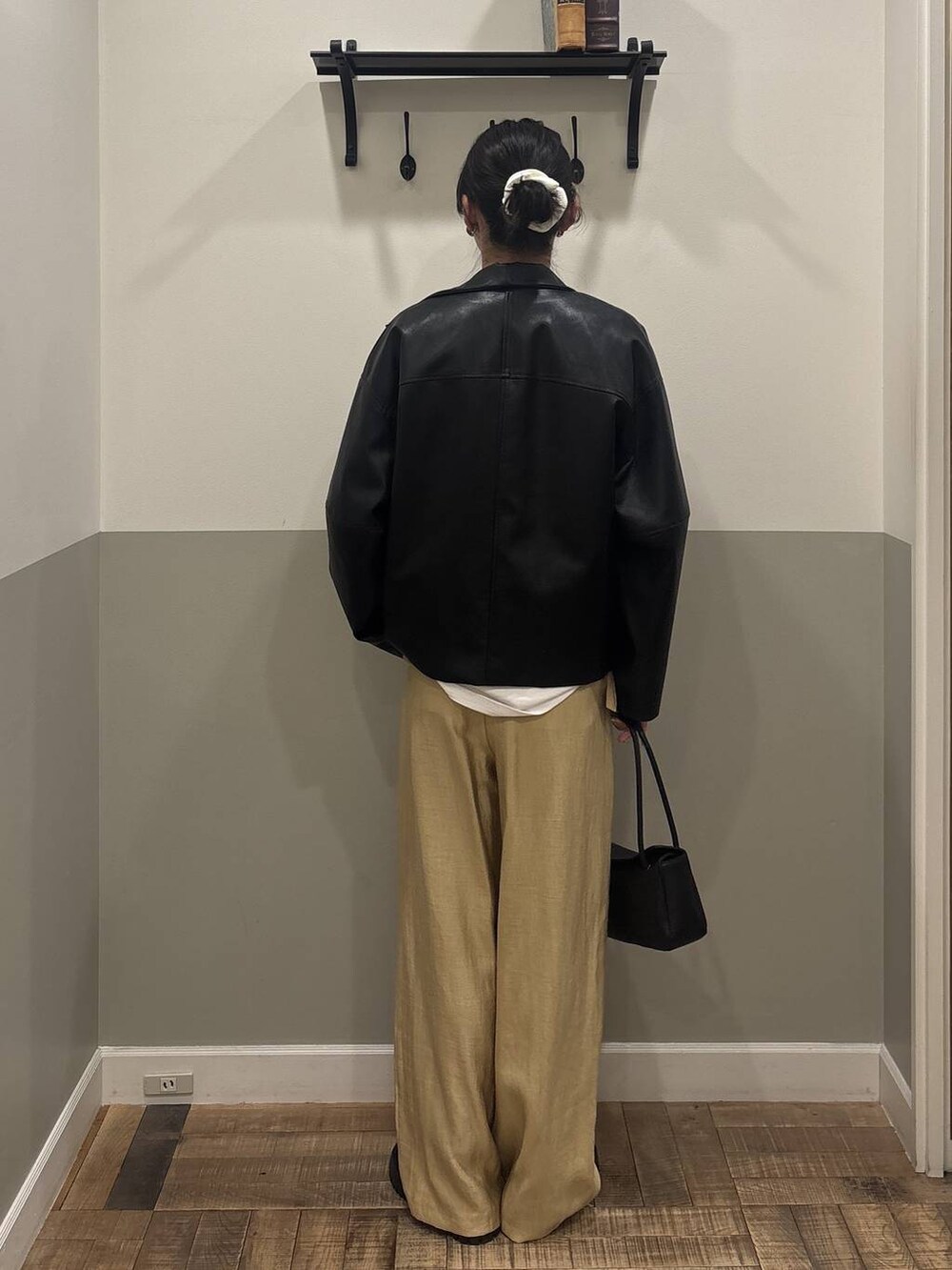 ブラック系のローファー、ブラック系のブルゾン、ブラック系のショルダーバッグを着用したレディースの冬コーディネートの3枚目の写真