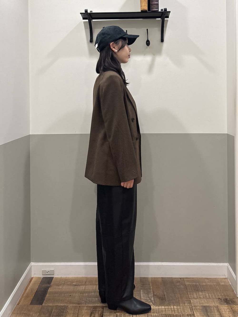 ブラック系のその他パンツ、ブラック系のブーツ、グレー系のニット/セーターを着用したレディースの秋コーディネートの4枚目の写真