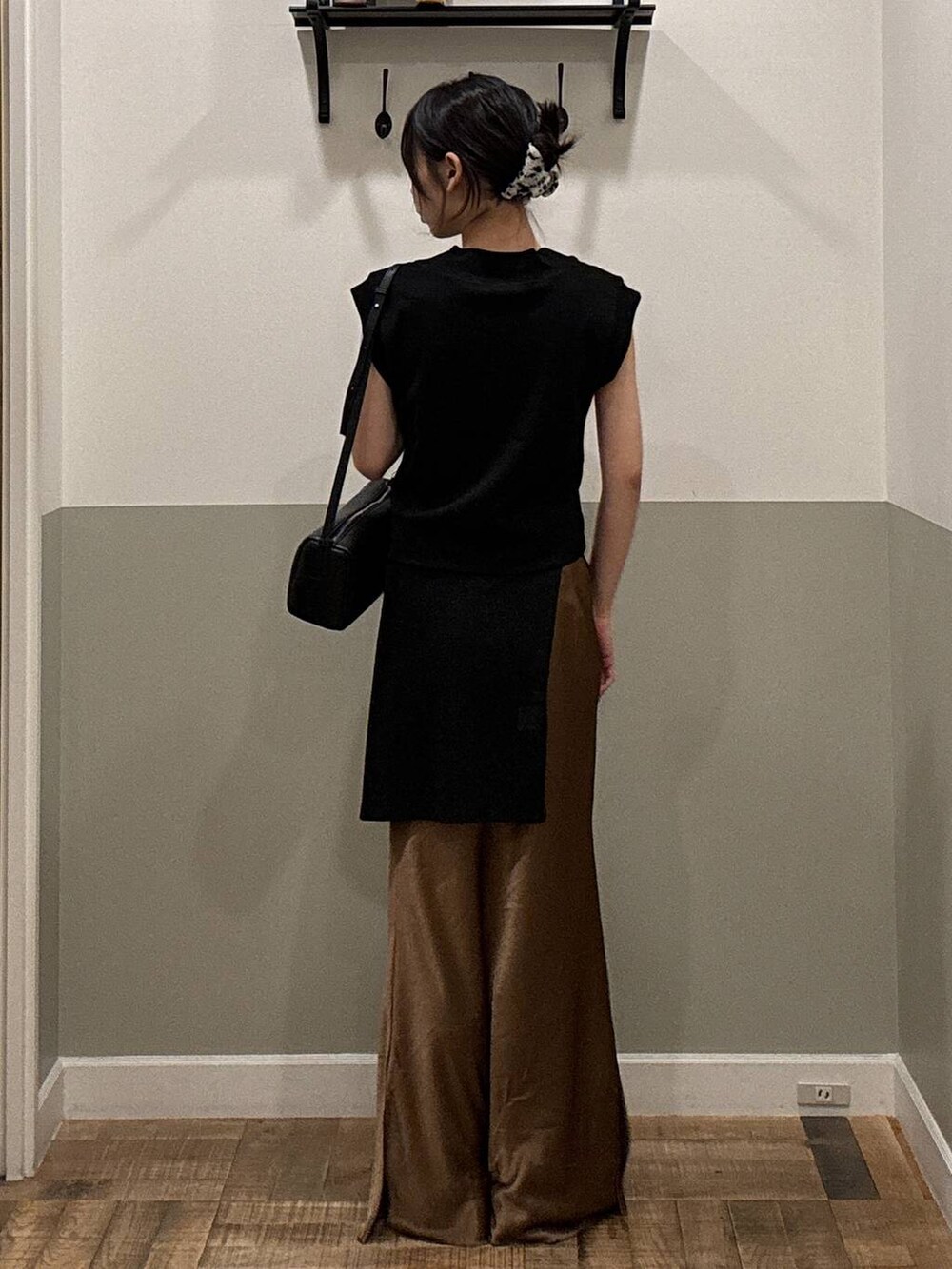 ブラック系のTシャツ/カットソー、ブラック系のハンドバッグ、ブラック系のスニーカーを着用したレディースの夏コーディネートの5枚目の写真