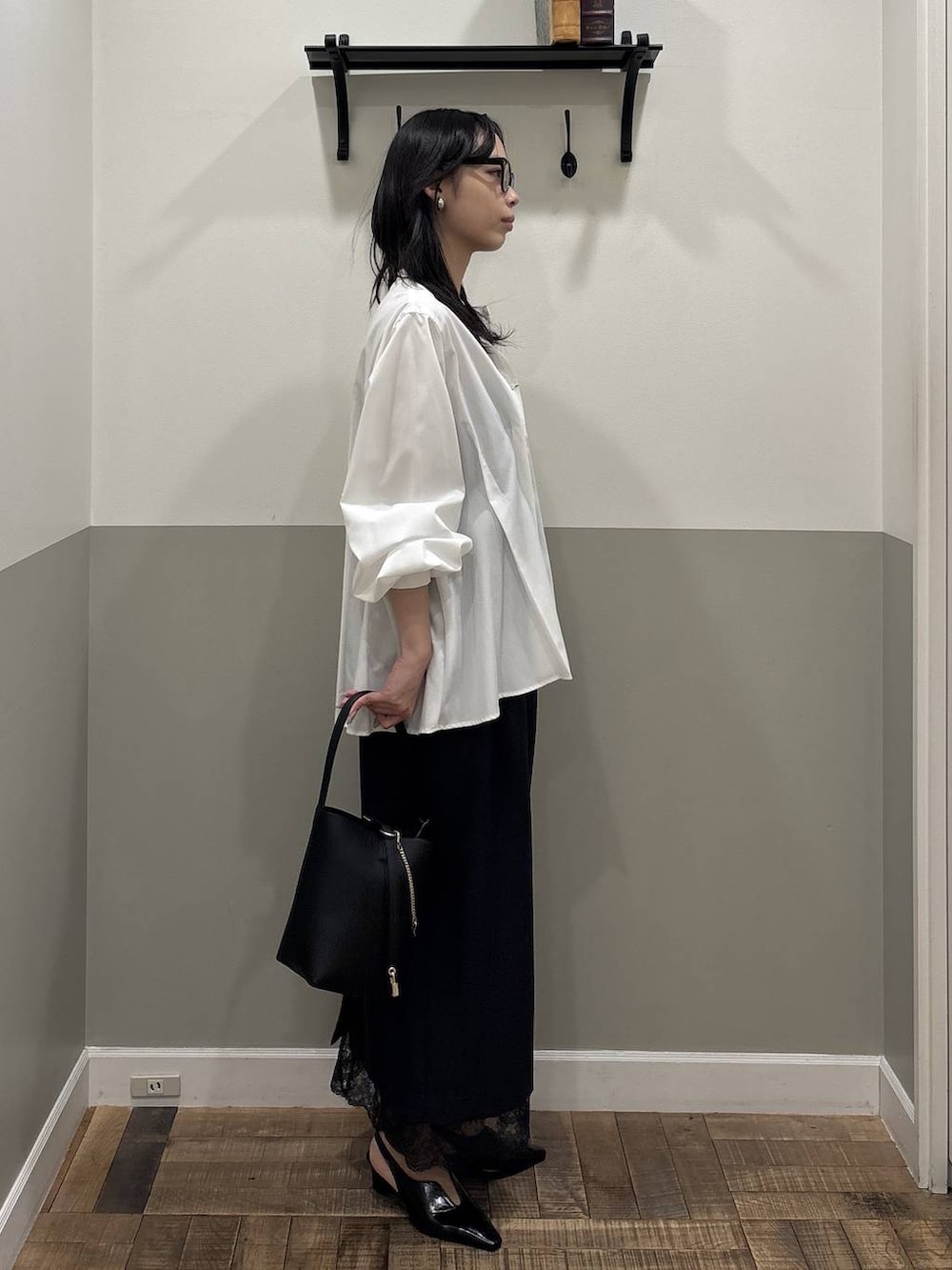 ブルー系のスカート、ブラック系のその他シューズ、ホワイト系のTシャツ/カットソーを着用したレディースの冬コーディネートの3枚目の写真