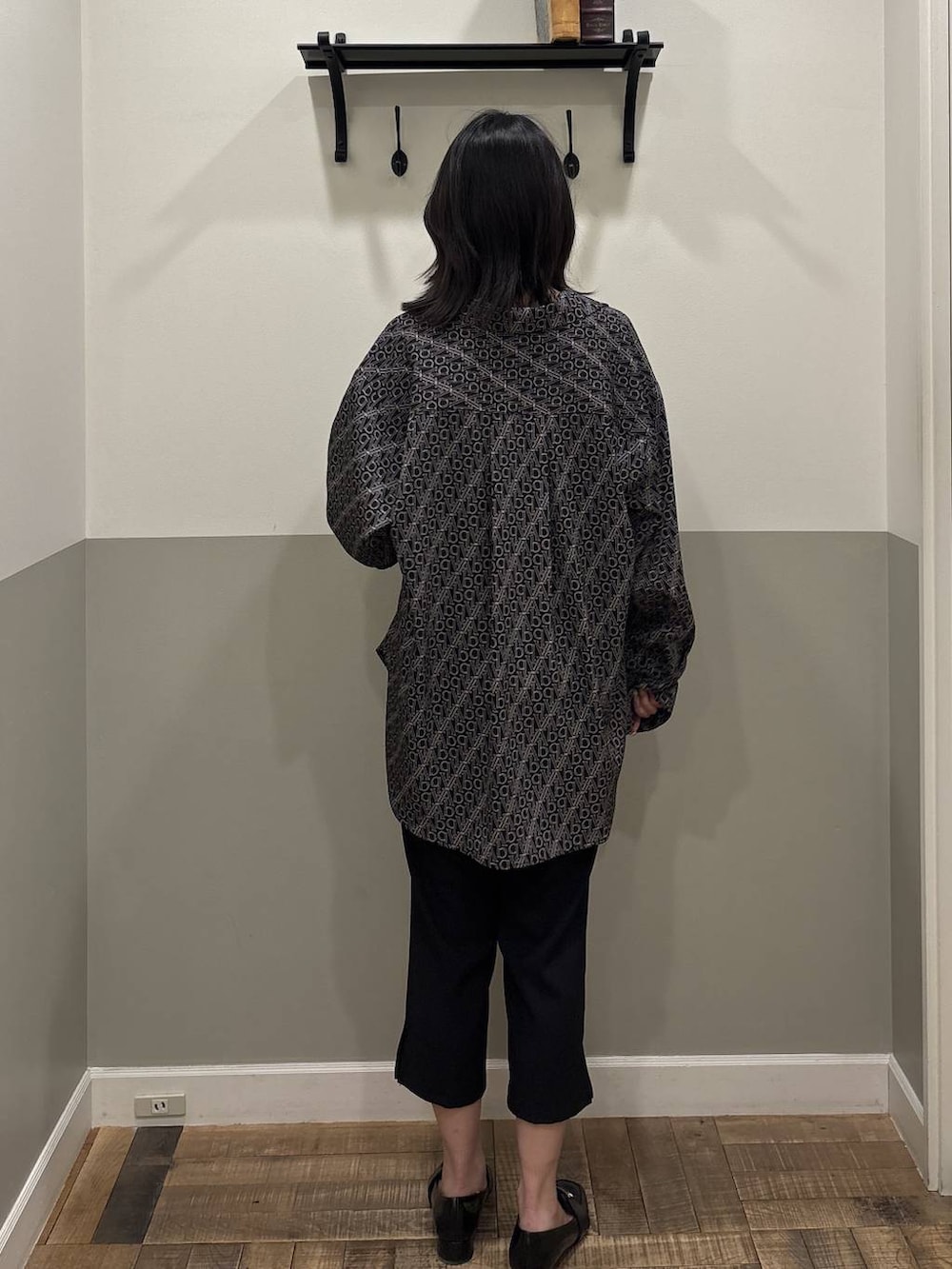 ブラック系のローファー、ブラック系のその他パンツを着用したレディースの春コーディネートの3枚目の写真