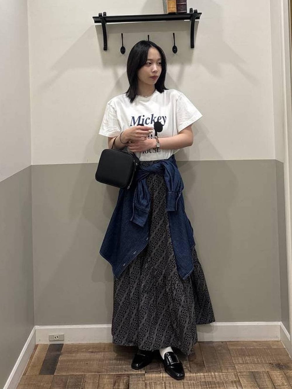 ブラック系のローファー、ブラック系のショルダーバッグ、ブルー系のシャツ/ブラウスを着用したレディースの春コーディネートの4枚目の写真