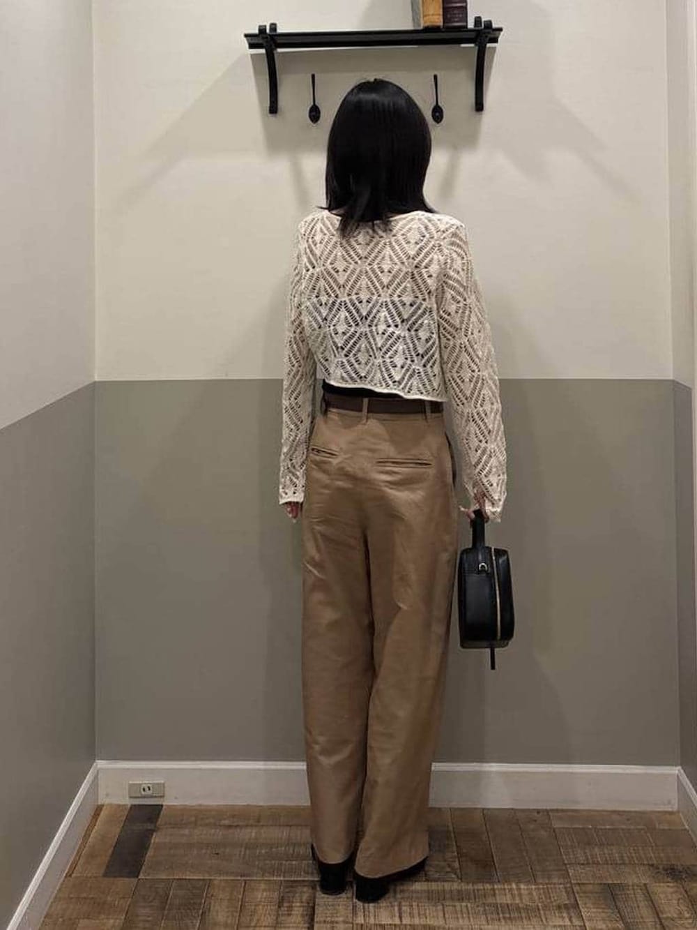 ブラック系のローファー、ホワイト系のカーディガン/ボレロ、ブラック系のショルダーバッグを着用したレディースの春コーディネートの3枚目の写真