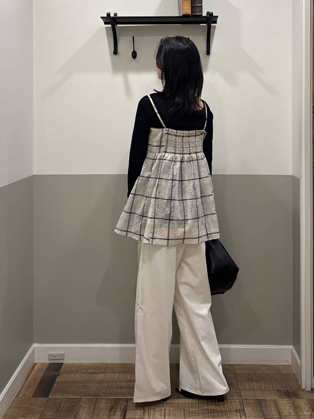ブラック系のショルダーバッグ、ブラック系のニット/セーター、ブラック系のサンダルを着用したレディースの春コーディネートの2枚目の写真
