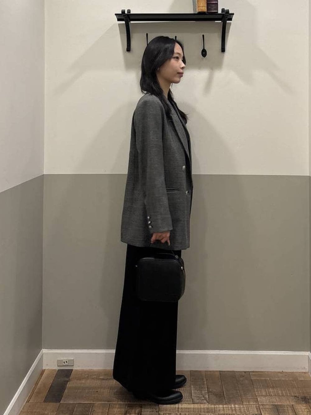 ブラック系のテーラードジャケット、ブラック系のショルダーバッグ、ブラック系のTシャツ/カットソーを着用したレディースの春コーディネートの2枚目の写真