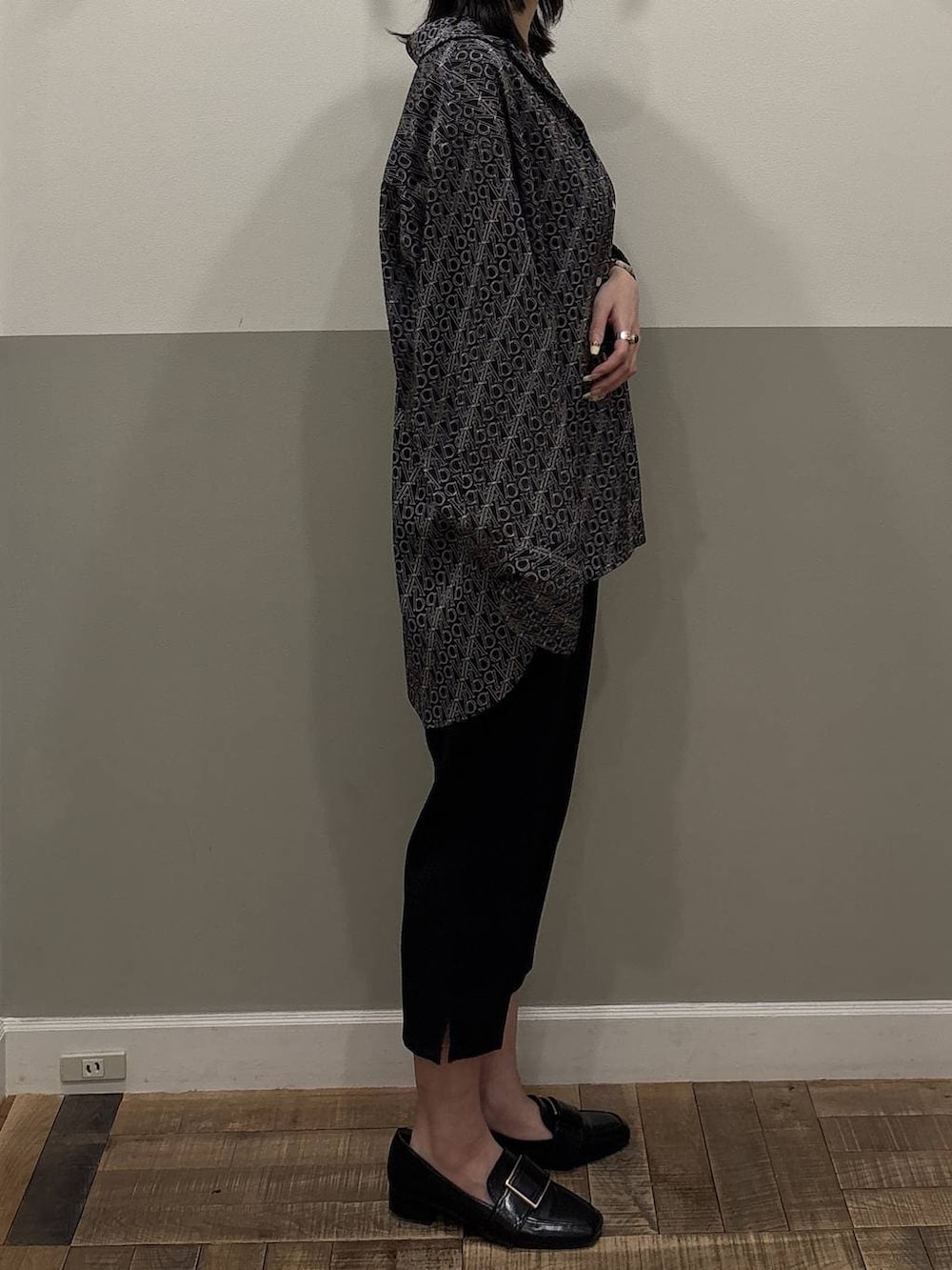 ブラック系のローファー、ブラック系のその他パンツを着用したレディースの春コーディネートの2枚目の写真