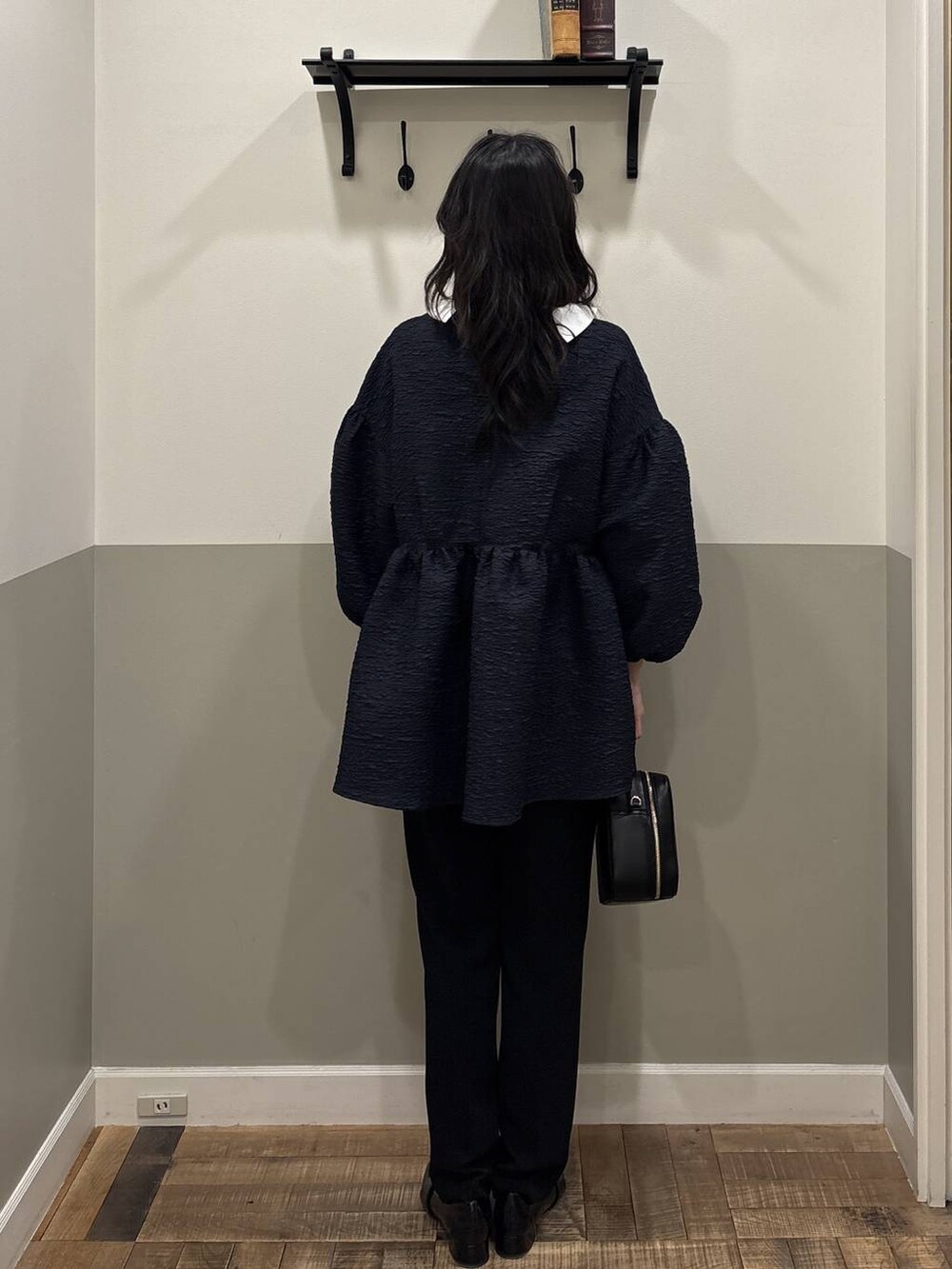 ブルー系のスーツセット、ブラック系のローファー、ブラック系のショルダーバッグを着用したレディースの冬コーディネートの3枚目の写真