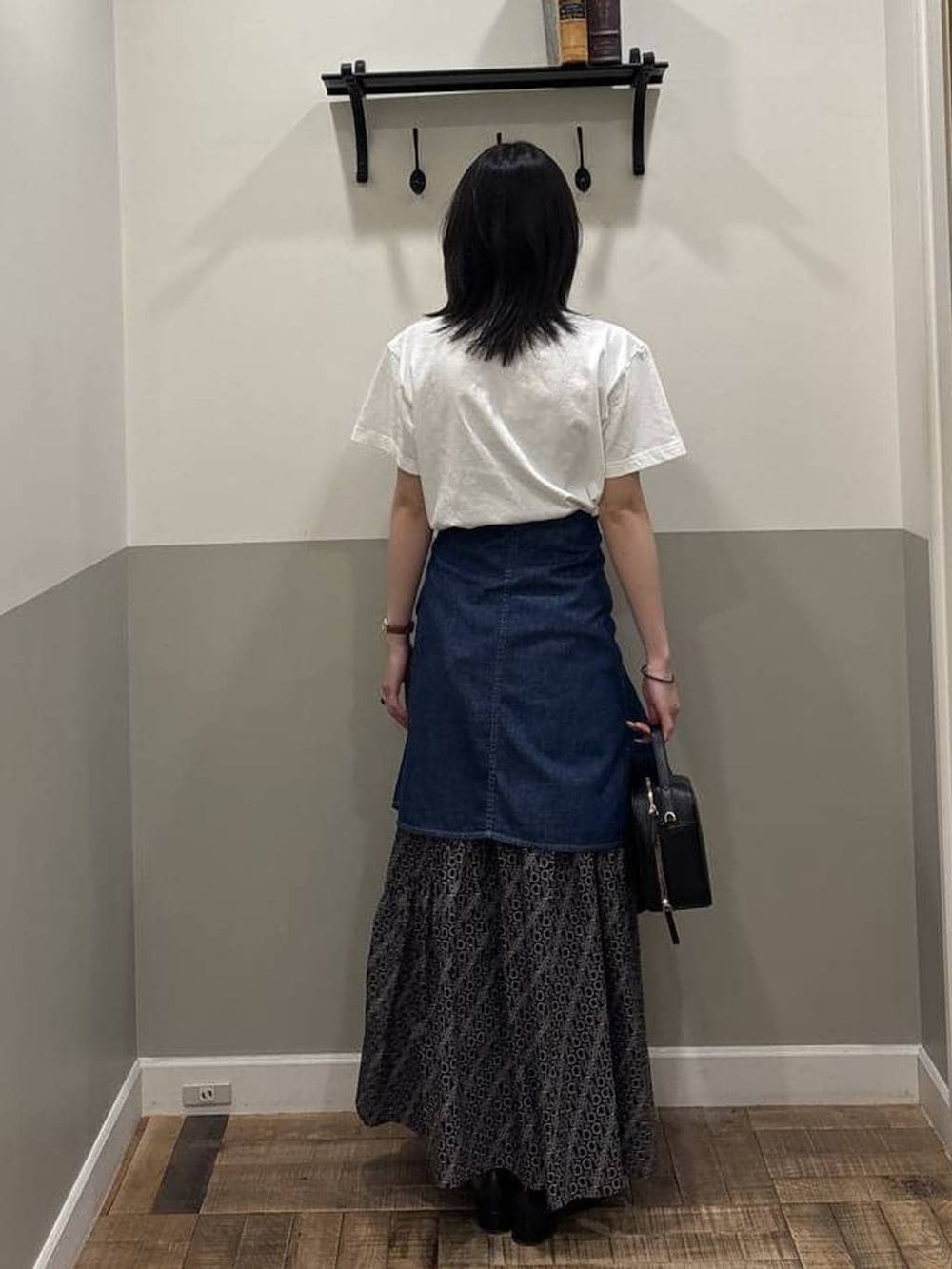 ブラック系のローファー、ブラック系のショルダーバッグ、ブルー系のシャツ/ブラウスを着用したレディースの春コーディネートの3枚目の写真