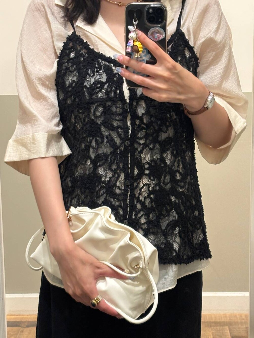 ホワイト系のショルダーバッグ、ブラック系のTシャツ/カットソー、ブラック系のローファーを着用したレディースの夏コーディネートの2枚目の写真