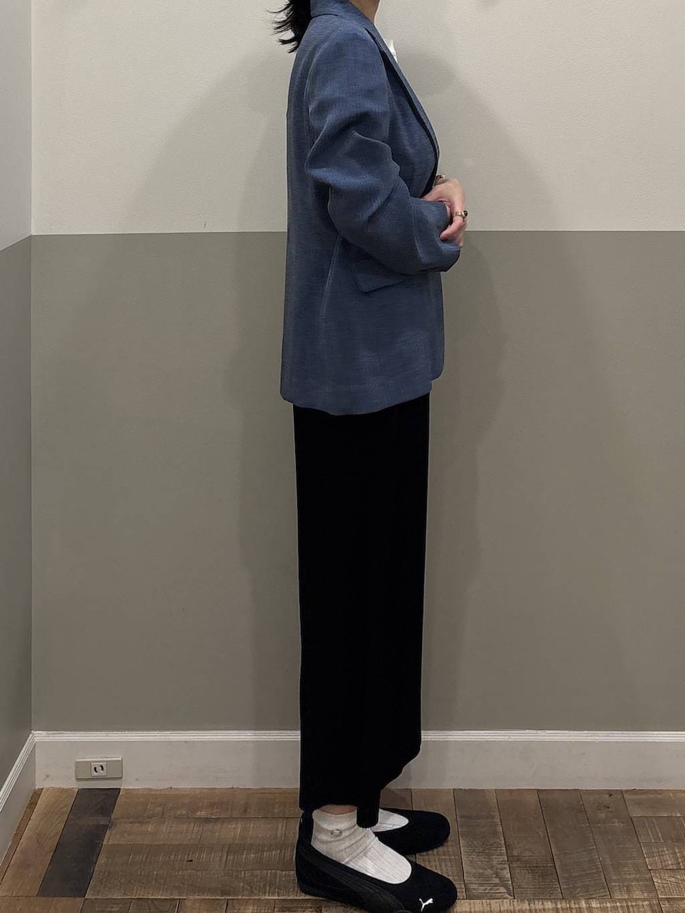 ブラック系のスカート、ブルー系のノーカラージャケット、ホワイト系のTシャツ/カットソーを着用したレディースの春コーディネートの2枚目の写真