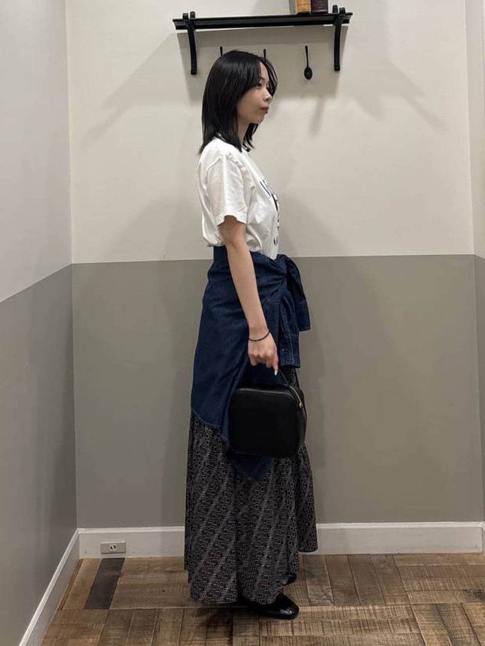 ブラック系のローファー、ブラック系のショルダーバッグ、ブルー系のシャツ/ブラウスを着用したレディースの春コーディネートの2枚目の写真