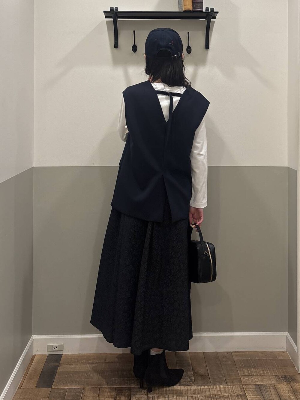 ブルー系のスーツセット、ブラック系のショルダーバッグ、ホワイト系のTシャツ/カットソーを着用したレディースの冬コーディネートの3枚目の写真