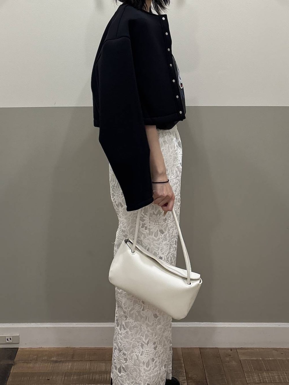 ブラック系のノーカラージャケット、ホワイト系のその他パンツ、グレー系のTシャツ/カットソーを着用したレディースの春コーディネートの3枚目の写真