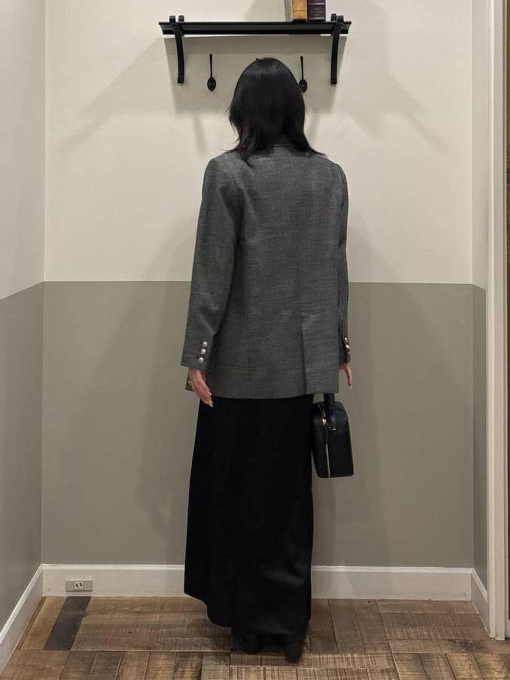 ブラック系のテーラードジャケット、ブラック系のショルダーバッグ、ブラック系のTシャツ/カットソーを着用したレディースの春コーディネートの3枚目の写真