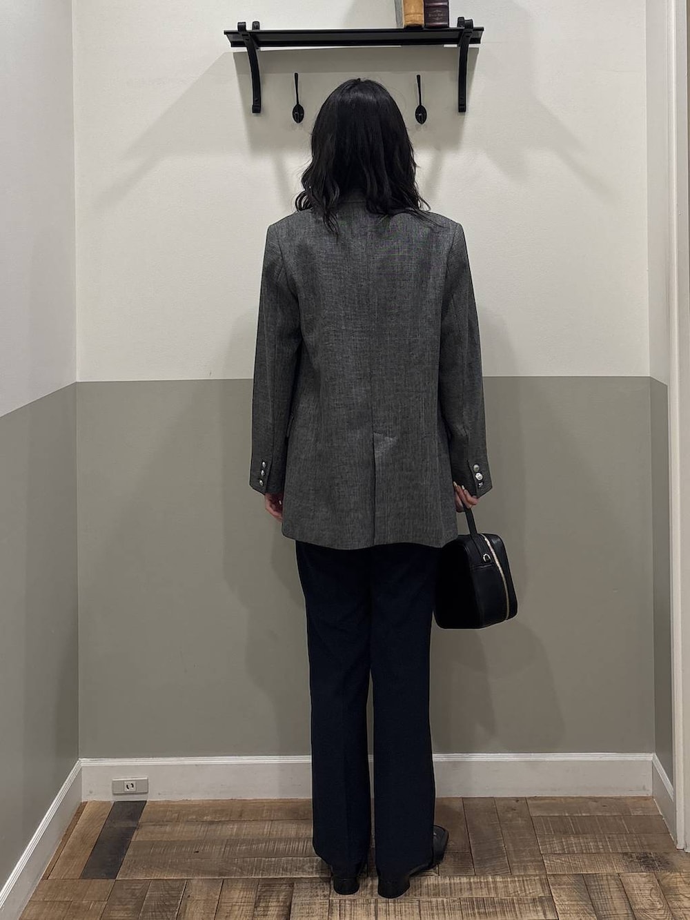 ブルー系のスーツセット、ブラック系のテーラードジャケット、ブラック系のローファーを着用したレディースの春コーディネートの3枚目の写真