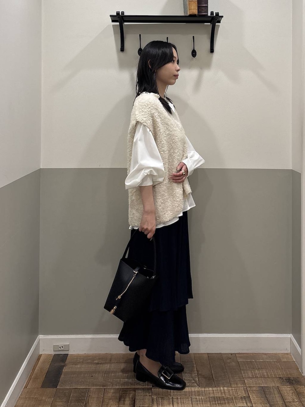 ブルー系のスカート、ブラック系のローファー、ホワイト系のTシャツ/カットソーを着用したレディースの冬コーディネートの2枚目の写真