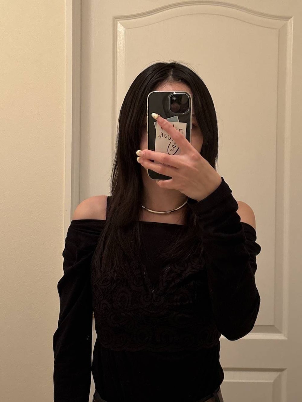 グレー系のスラックス、ブラック系のTシャツ/カットソー、シルバー系のネックレスを着用したレディースの春コーディネートの2枚目の写真