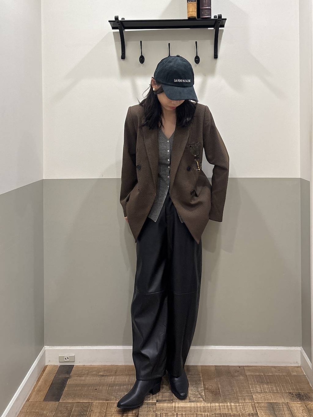 ブラック系のその他パンツ、ブラック系のブーツ、グレー系のニット/セーターを着用したレディースの秋コーディネートの5枚目の写真