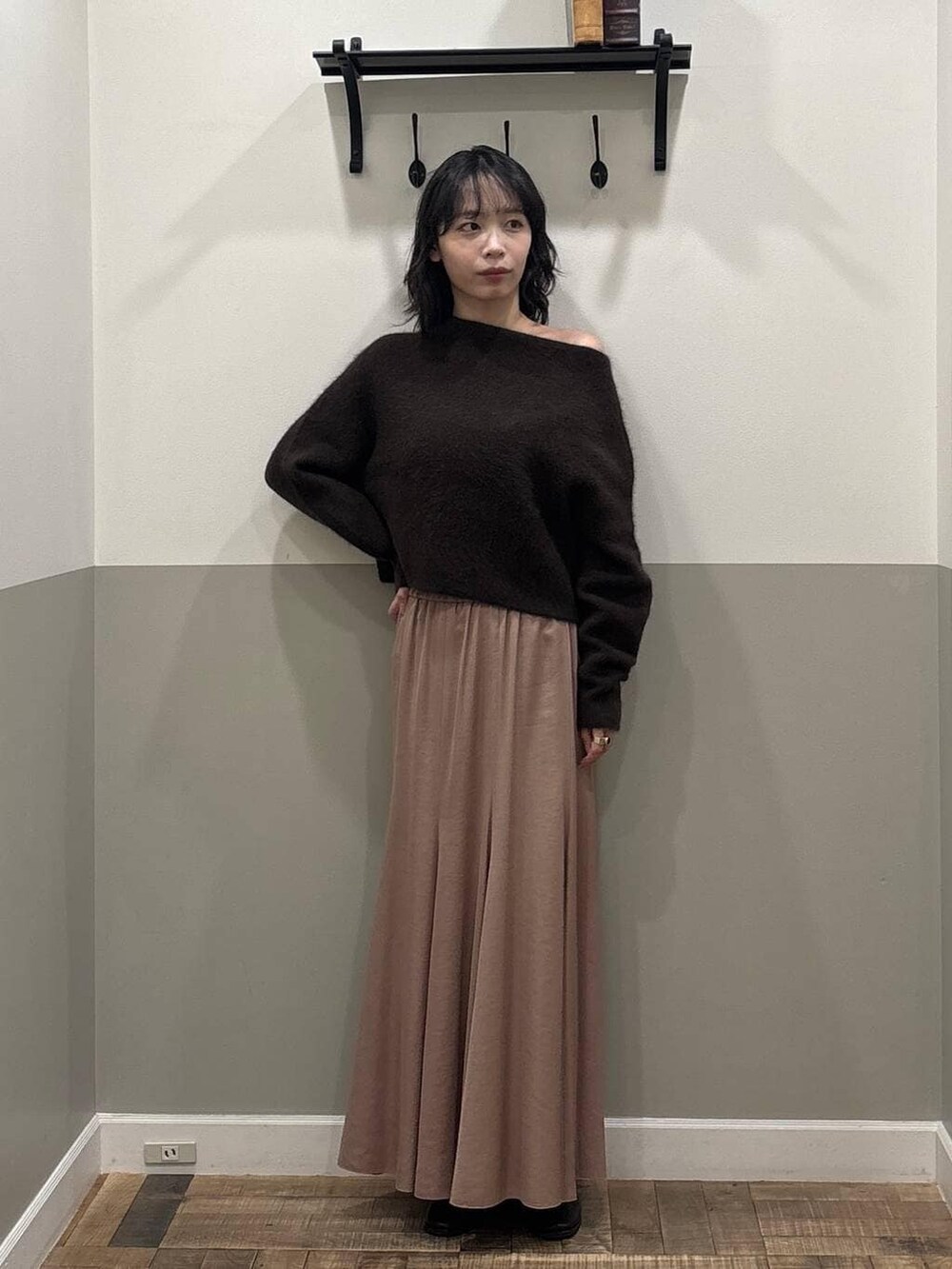 ブラウン系のニット/セーター、ブラウン系のブーツ、ピンク系のスカートを着用したレディースの秋コーディネートの2枚目の写真