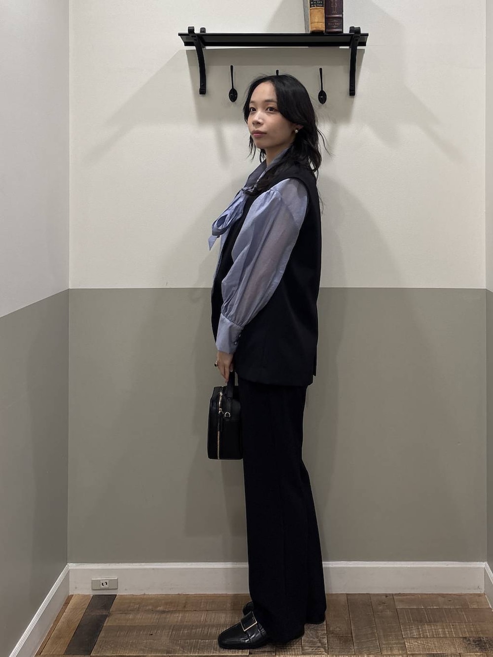 ブルー系のシャツ/ブラウス、ブラック系のローファー、ブラック系のスーツセットを着用したレディースの春コーディネートの4枚目の写真