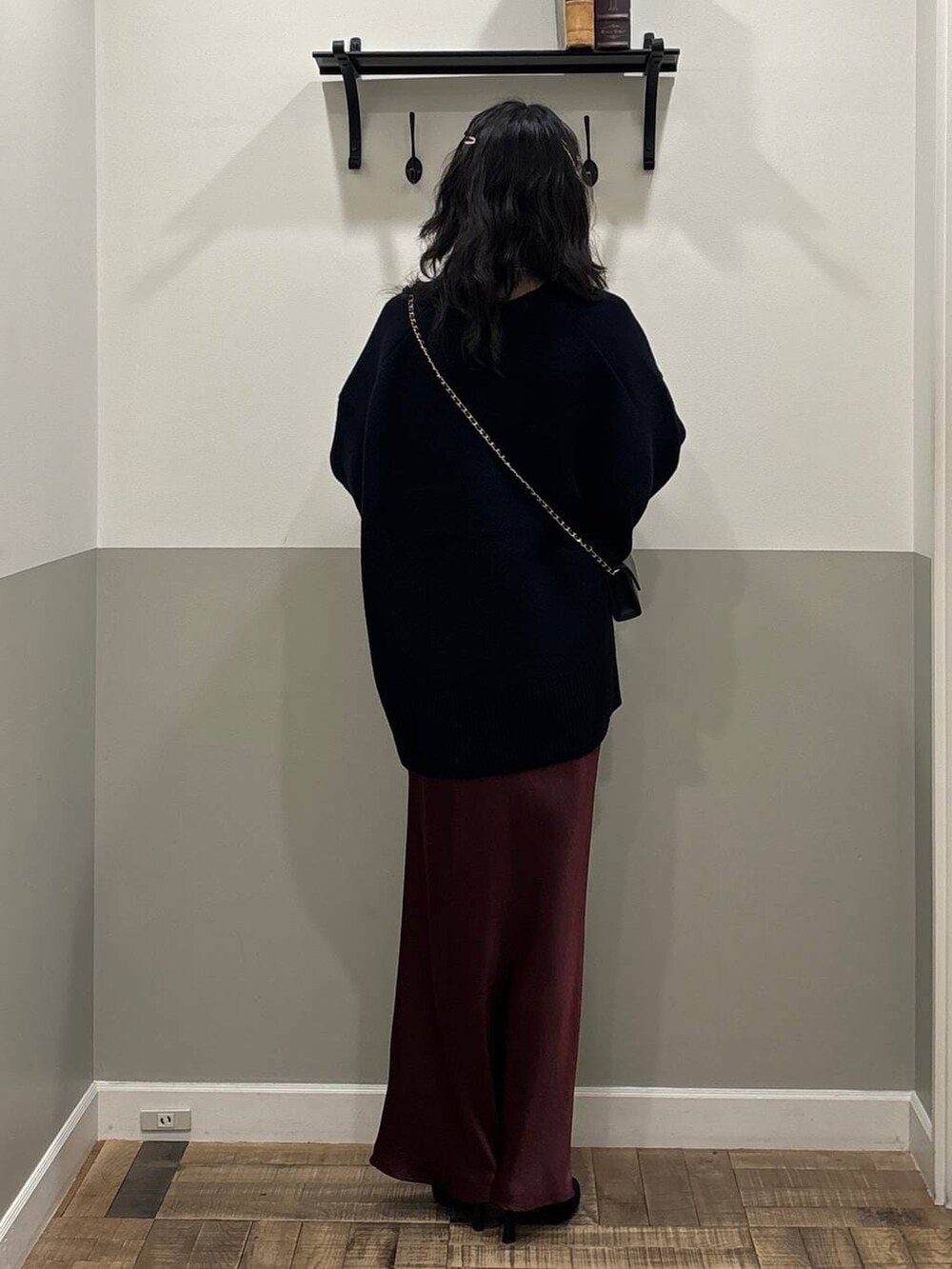 ブルー系のカーディガン/ボレロ、レッド系のスカート、ブラック系のブーツを着用したレディースの秋コーディネートの3枚目の写真