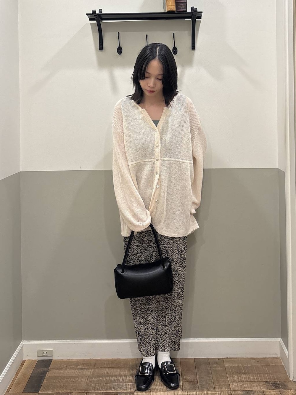 ベージュ系のスカート、ブラック系のローファー、ブラック系のショルダーバッグを着用したレディースの春コーディネートの4枚目の写真