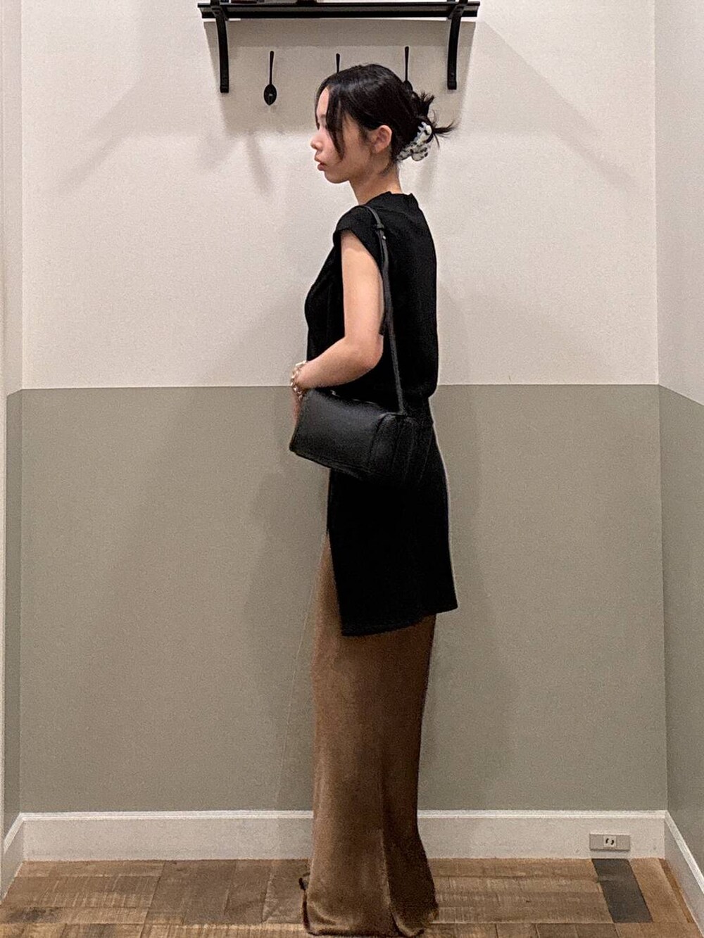 ブラック系のTシャツ/カットソー、ブラック系のハンドバッグ、ブラック系のスニーカーを着用したレディースの夏コーディネートの4枚目の写真