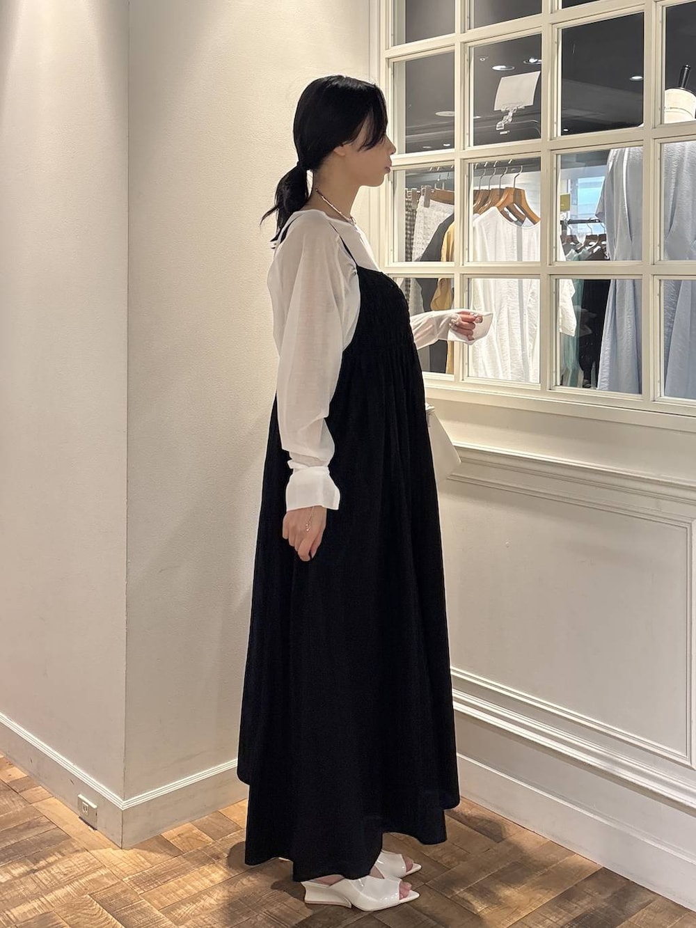 ホワイト系のショルダーバッグ、ホワイト系のサンダル、ホワイト系のTシャツ/カットソーを着用したレディースの夏コーディネートの3枚目の写真