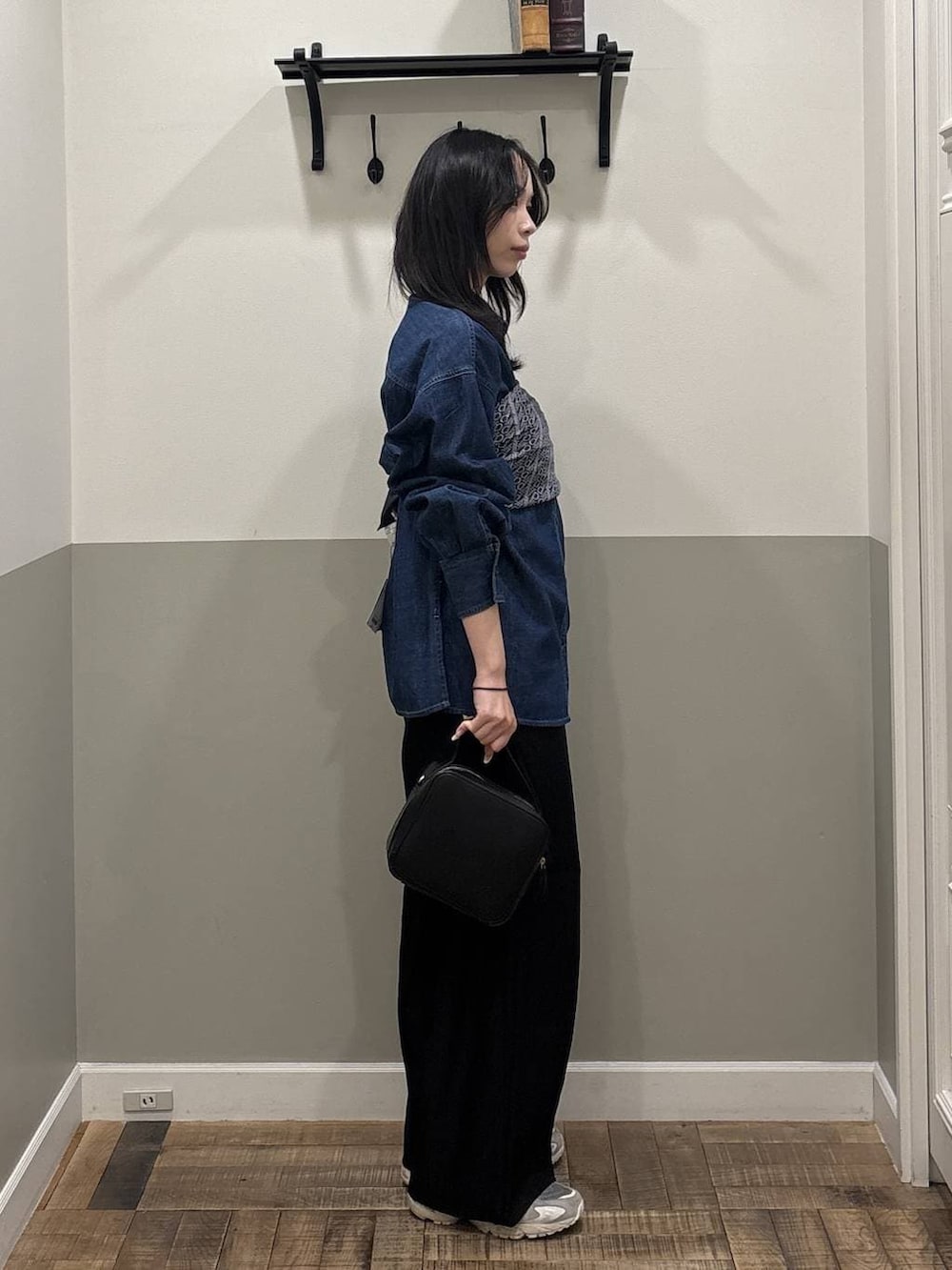 ブラック系のその他パンツ、ブラック系のショルダーバッグ、ブルー系のシャツ/ブラウスを着用したレディースの春コーディネートの2枚目の写真