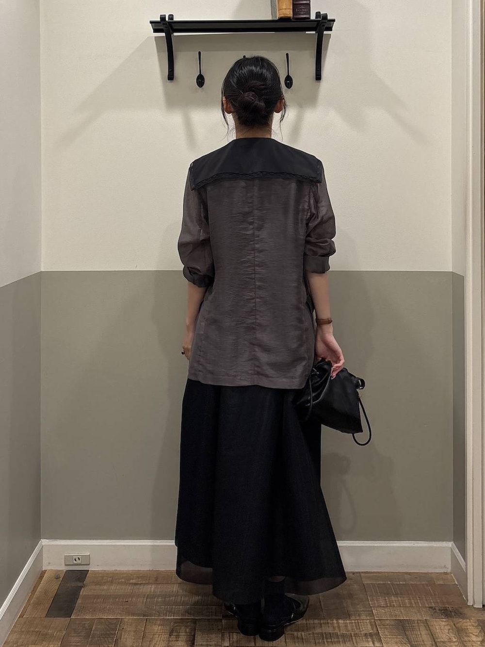 ブラック系のショルダーバッグ、ブラック系のTシャツ/カットソー、グレー系のテーラードジャケットを着用したレディースの夏コーディネートの4枚目の写真