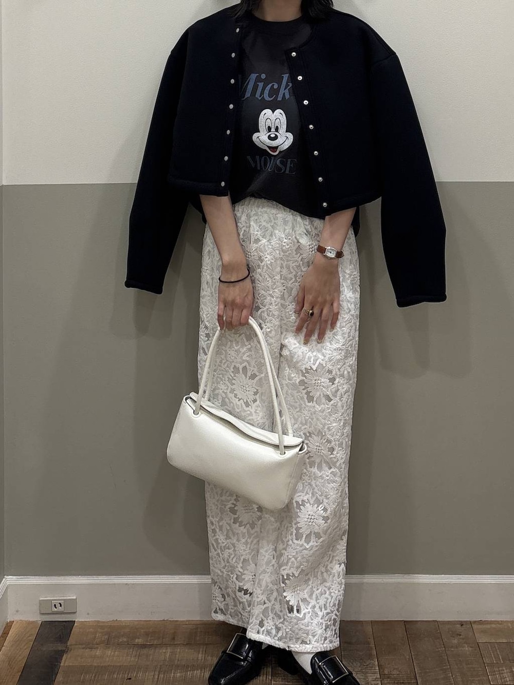 ブラック系のノーカラージャケット、ホワイト系のその他パンツ、グレー系のTシャツ/カットソーを着用したレディースの春コーディネートの2枚目の写真