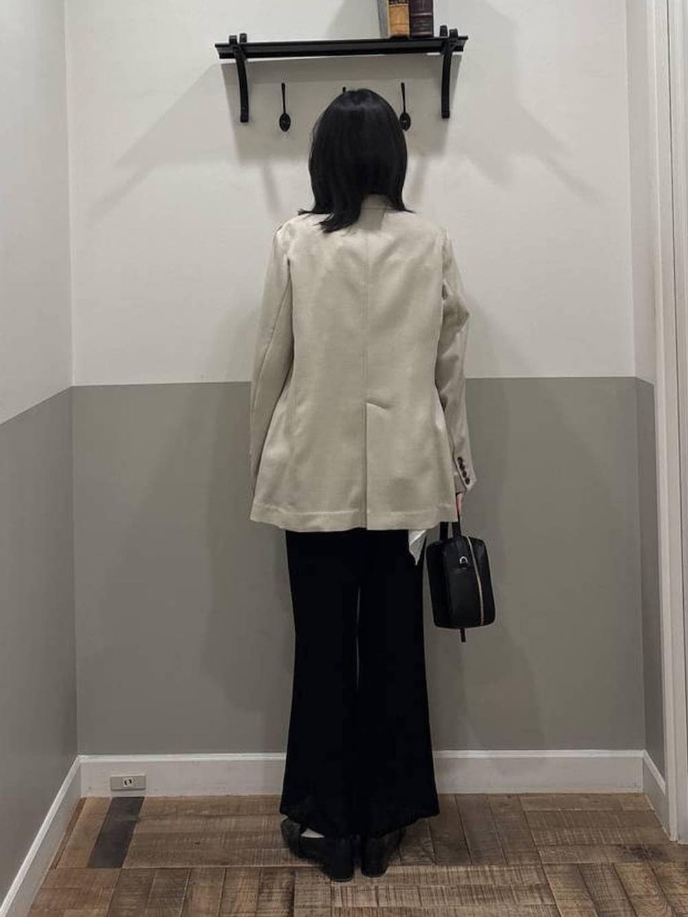 ブラック系のローファー、ベージュ系のノーカラージャケット、ホワイト系のシャツ/ブラウスを着用したレディースの春コーディネートの3枚目の写真