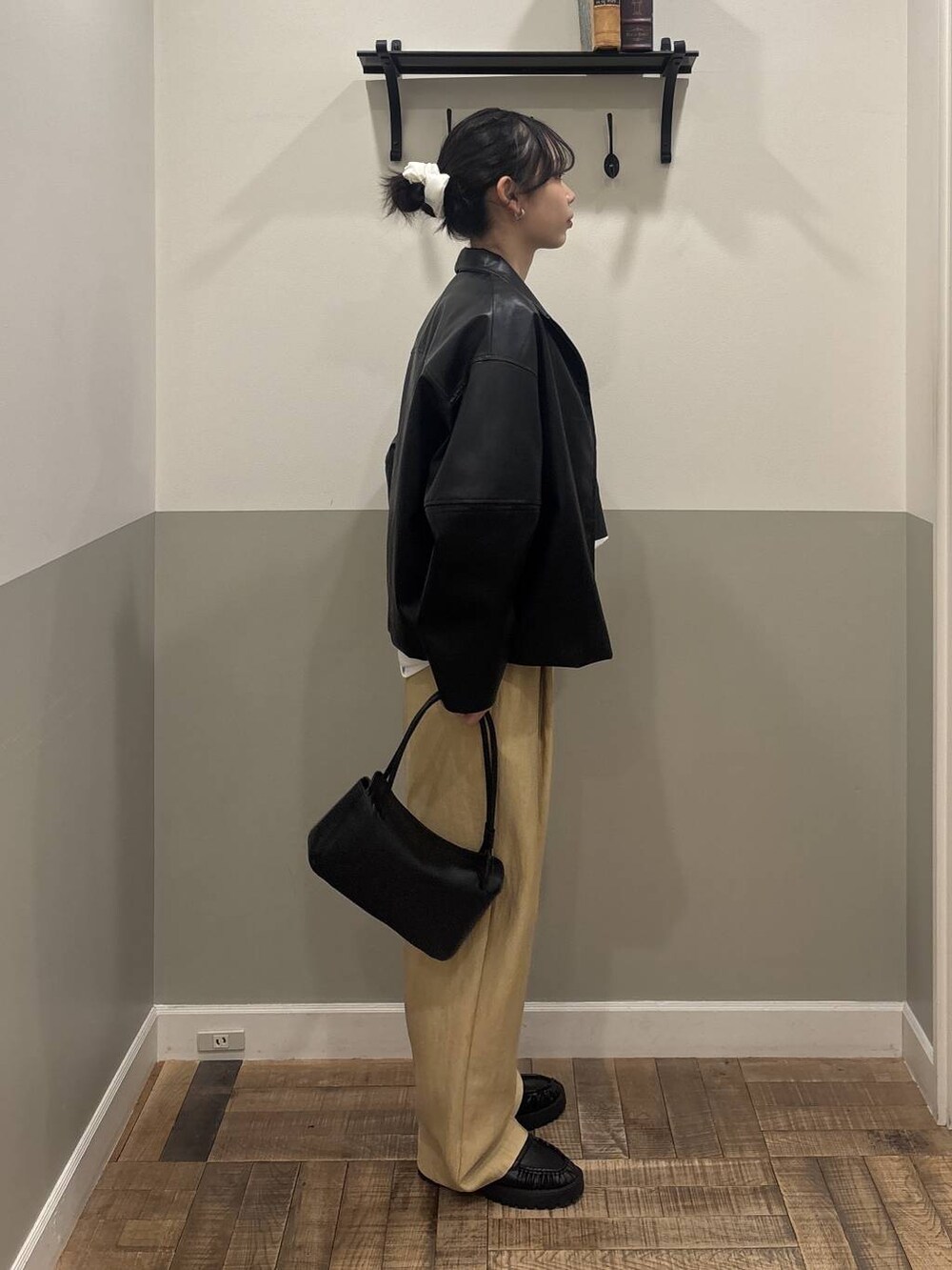 ブラック系のローファー、ブラック系のブルゾン、ブラック系のショルダーバッグを着用したレディースの冬コーディネートの2枚目の写真