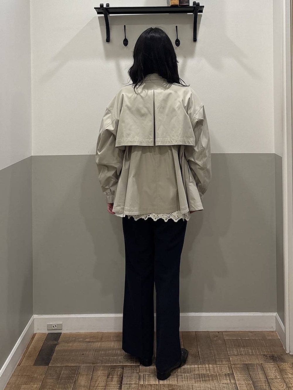 グリーン系のブルゾン、ホワイト系のチュニック、ブラック系のローファーを着用したレディースの春コーディネートの3枚目の写真