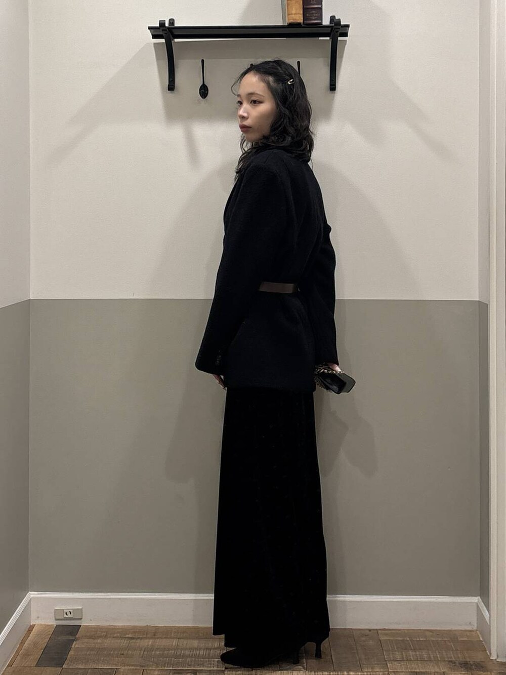 ブラック系のTシャツ/カットソー、ブラック系のブーツ、ブラック系のスカートを着用したレディースの秋コーディネートの2枚目の写真