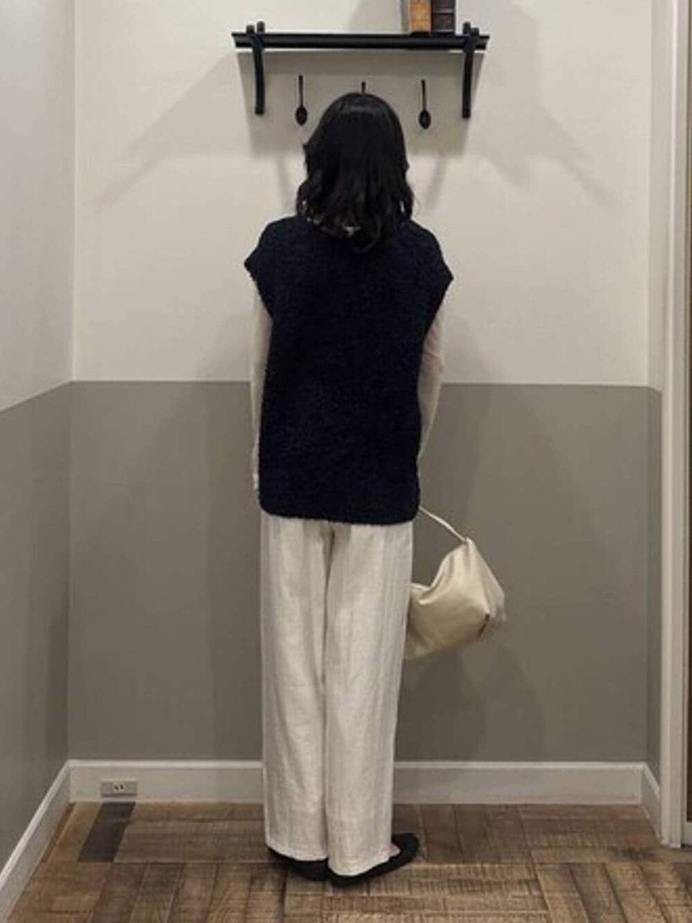 ブルー系のベスト、ホワイト系のTシャツ/カットソー、ホワイト系のその他パンツを着用したレディースの冬コーディネートの3枚目の写真