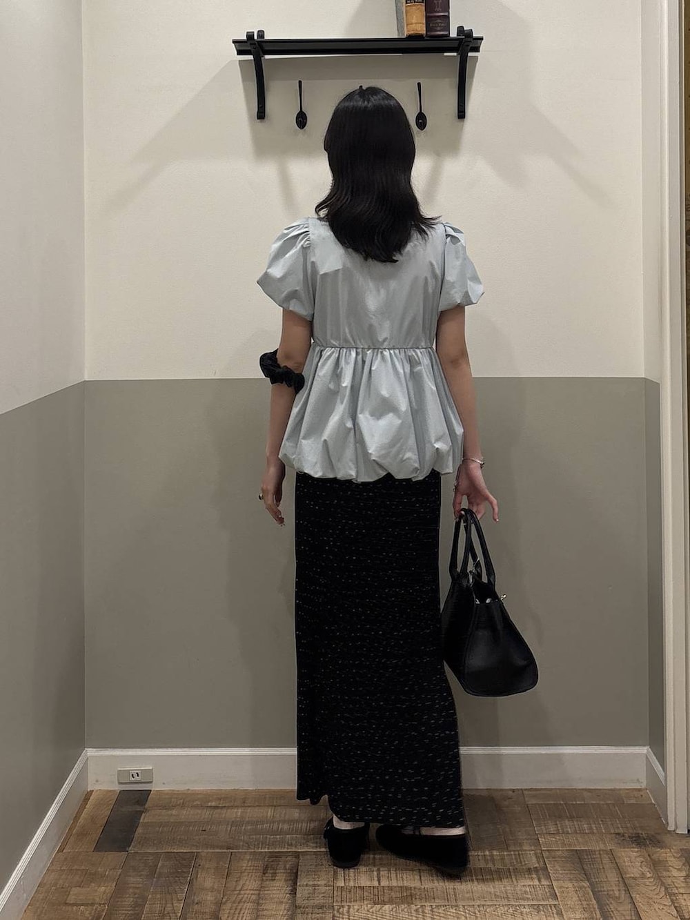 その他のスカート、ブラック系のショルダーバッグ、ブルー系のシャツ/ブラウスを着用したレディースの夏コーディネートの3枚目の写真
