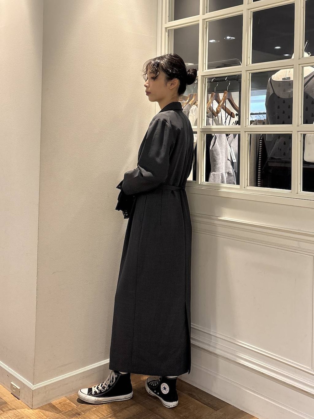 ブラック系のシャツ/ブラウス、グレー系のその他アウターを着用したレディースの秋コーディネートの3枚目の写真