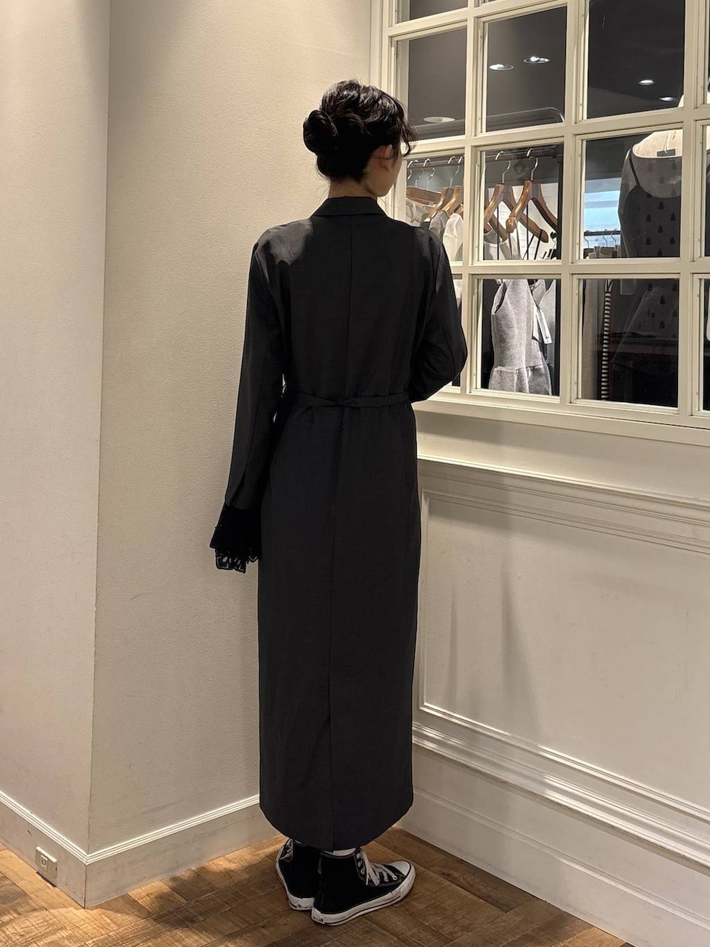 ブラック系のシャツ/ブラウス、グレー系のその他アウターを着用したレディースの秋コーディネートの4枚目の写真