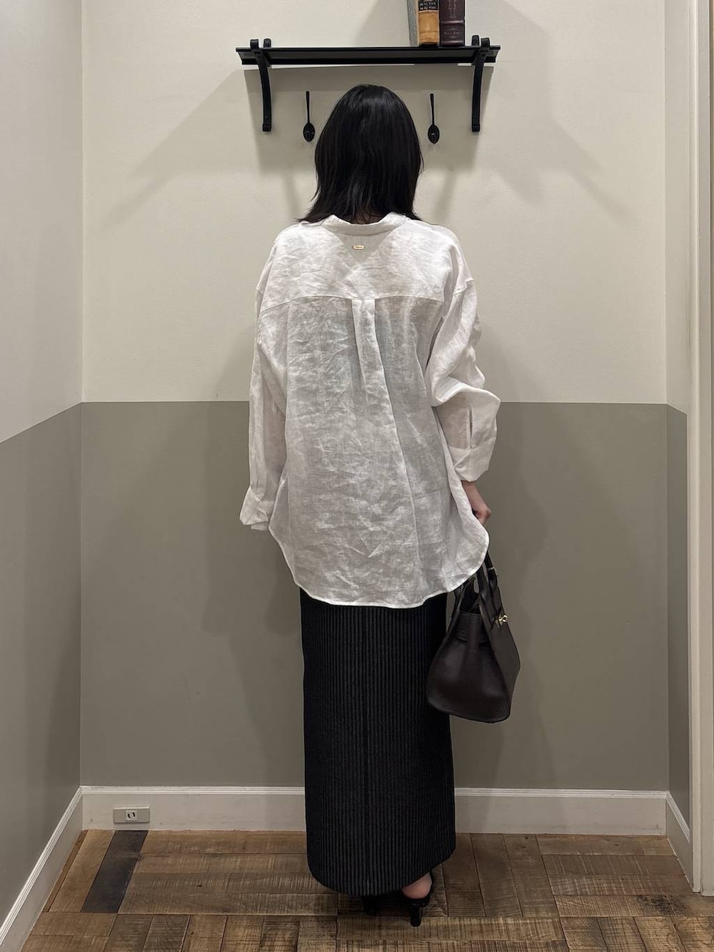 ホワイト系のシャツ/ブラウス、ブラウン系のショルダーバッグ、ブラック系のサンダルを着用したレディースの春コーディネートの3枚目の写真