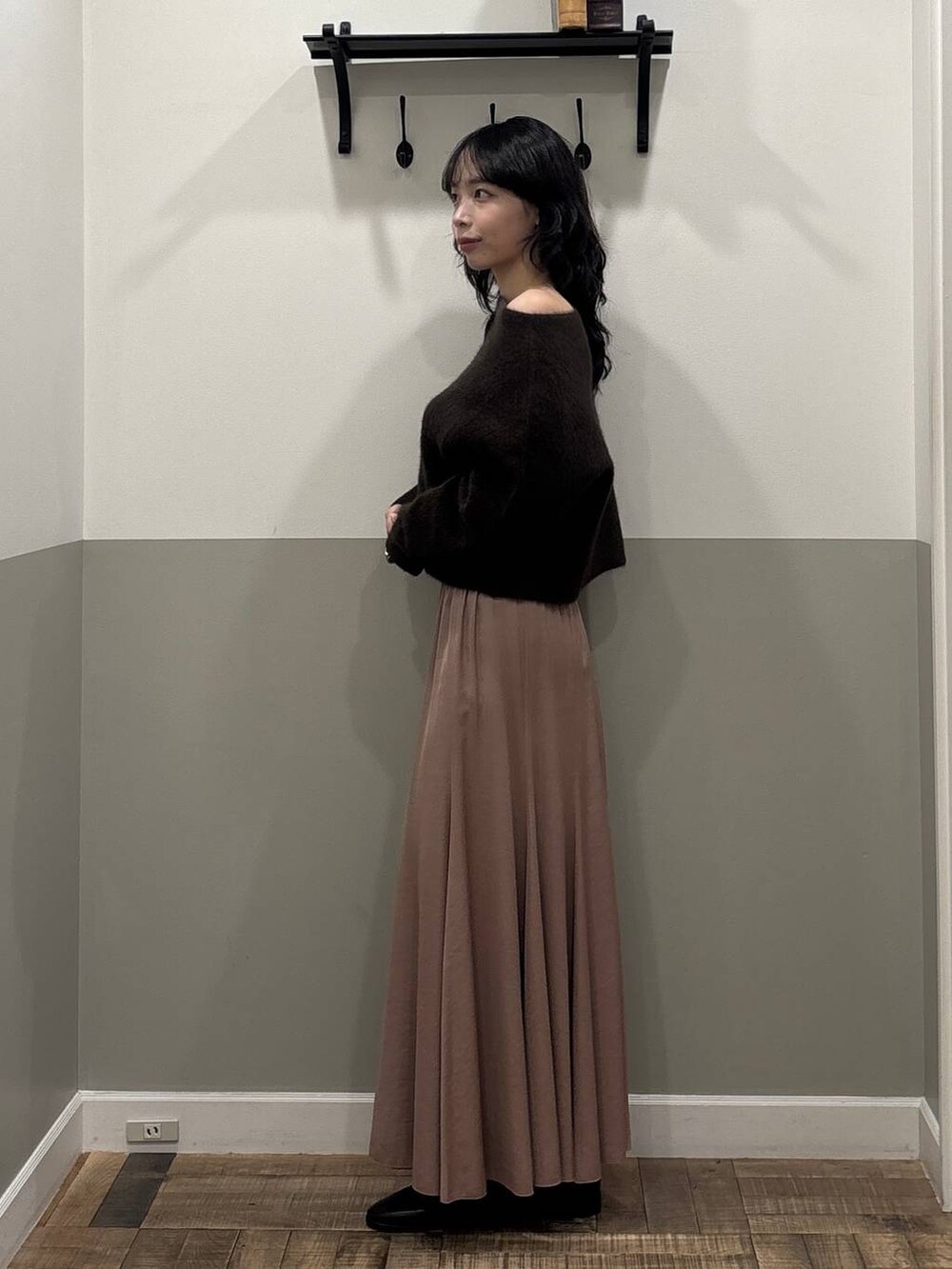 ブラウン系のニット/セーター、ブラウン系のブーツ、ピンク系のスカートを着用したレディースの秋コーディネートの3枚目の写真