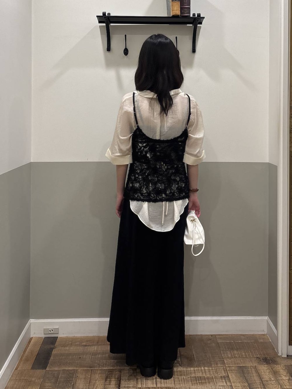 ホワイト系のショルダーバッグ、ブラック系のTシャツ/カットソー、ブラック系のローファーを着用したレディースの夏コーディネートの4枚目の写真