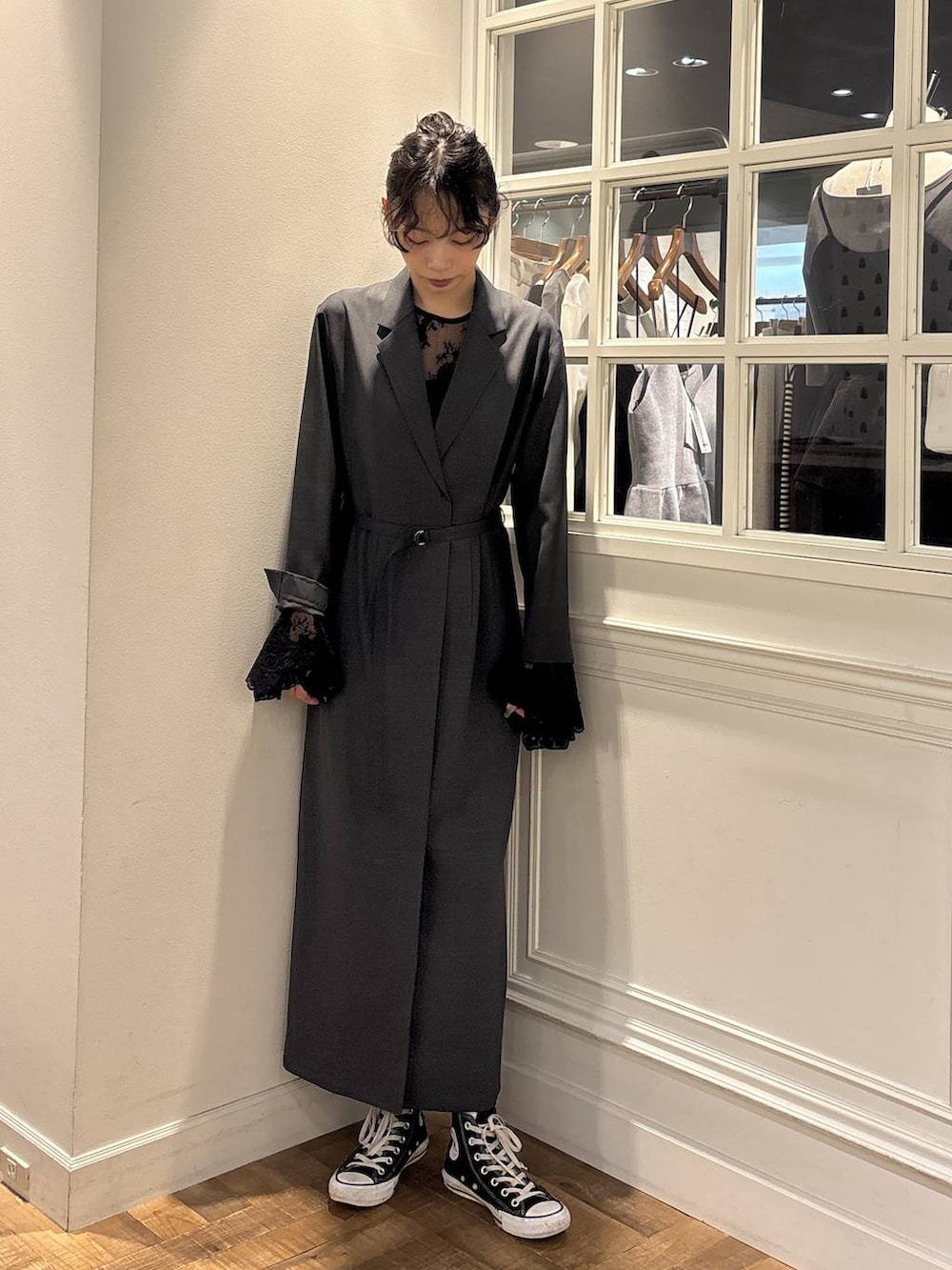 ブラック系のシャツ/ブラウス、グレー系のその他アウターを着用したレディースの秋コーディネートの2枚目の写真