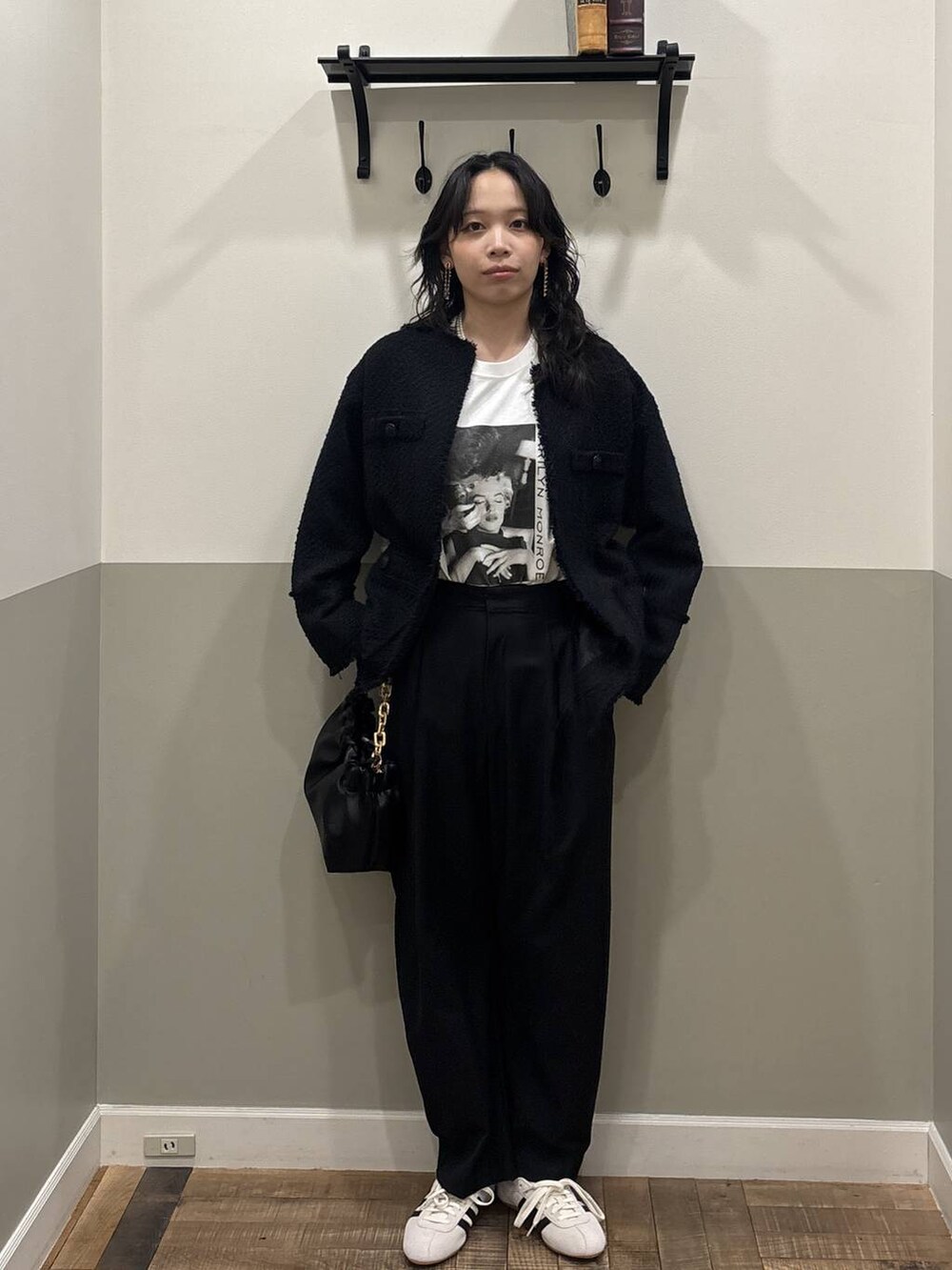 ブラック系のショルダーバッグ、ホワイト系のスニーカー、ブルー系のノーカラージャケットを着用したレディースの冬コーディネートの2枚目の写真