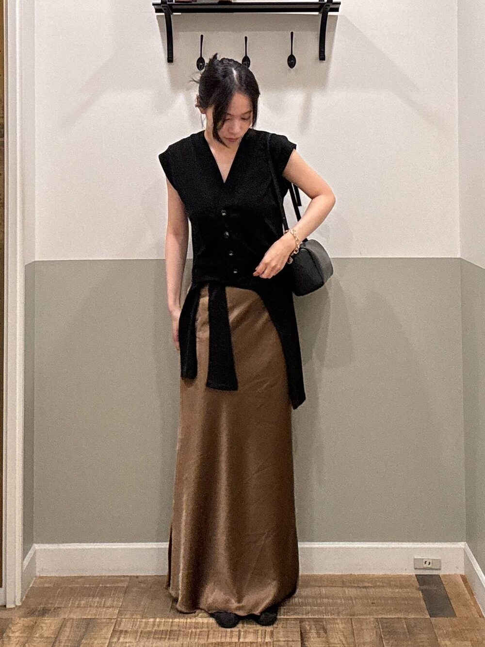 ブラック系のTシャツ/カットソー、ブラック系のハンドバッグ、ブラック系のスニーカーを着用したレディースの夏コーディネートの2枚目の写真