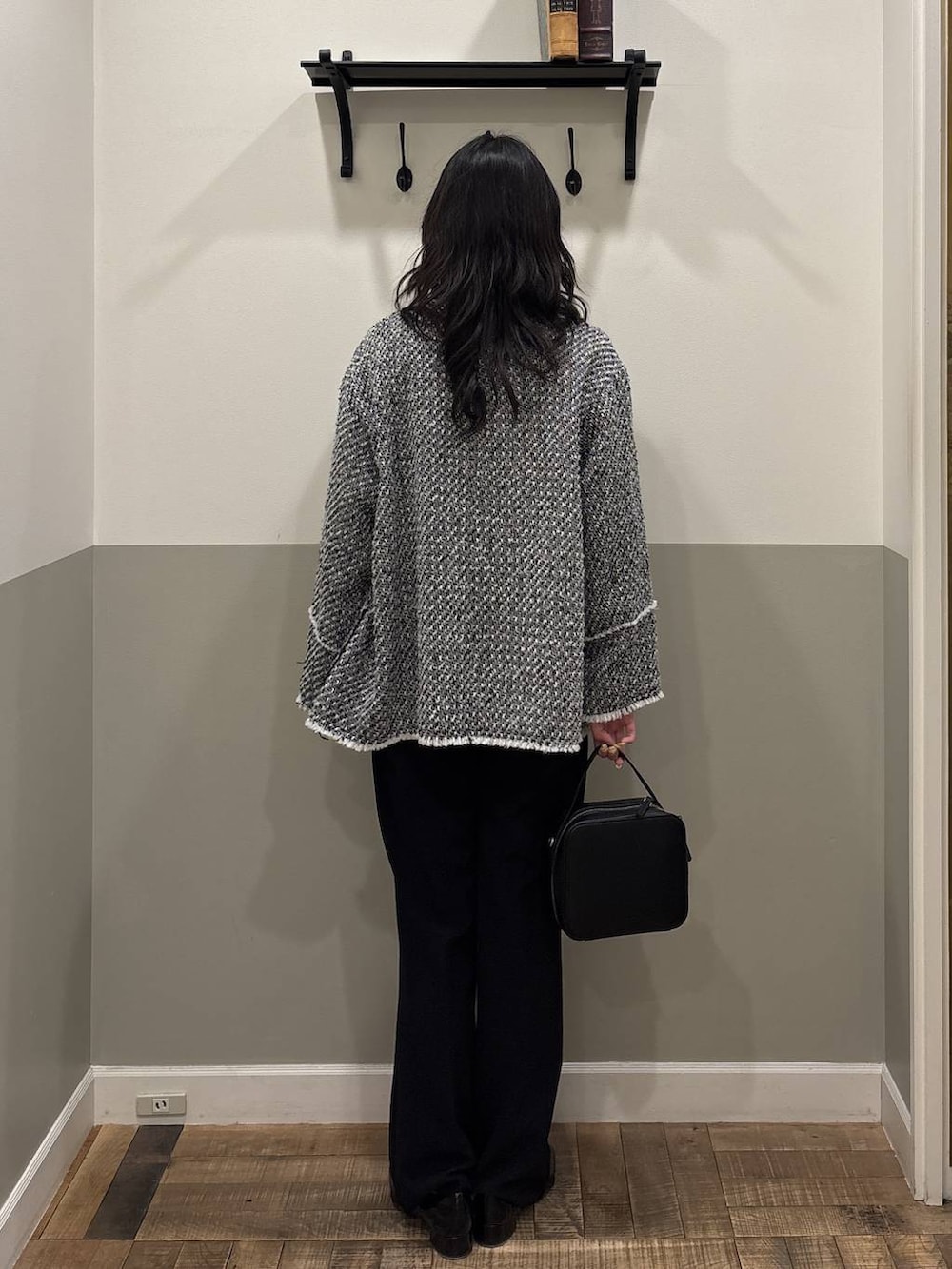 ブルー系のシャツ/ブラウス、ブラック系のスーツセット、ブラック系のローファーを着用したレディースの冬コーディネートの2枚目の写真