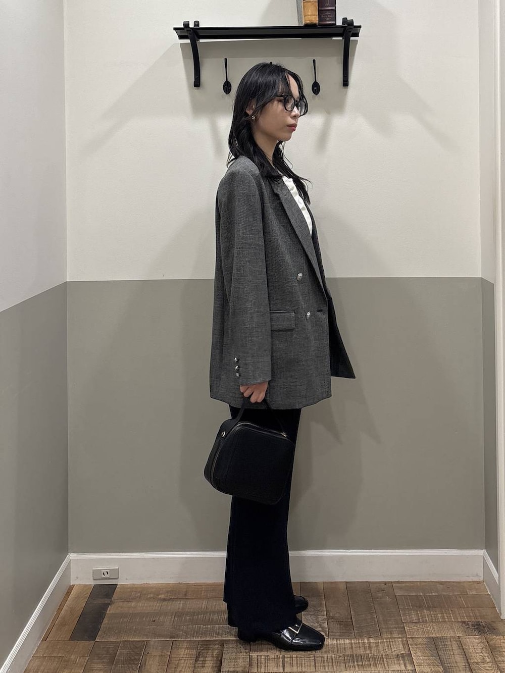 ブルー系のスーツセット、ブラック系のテーラードジャケット、ブラック系のローファーを着用したレディースの春コーディネートの2枚目の写真