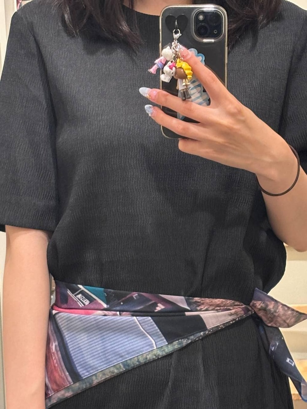 ブラック系のワンピース、ブラック系のショルダーバッグ、ブラック系のパンプスを着用したレディースの夏コーディネートの2枚目の写真