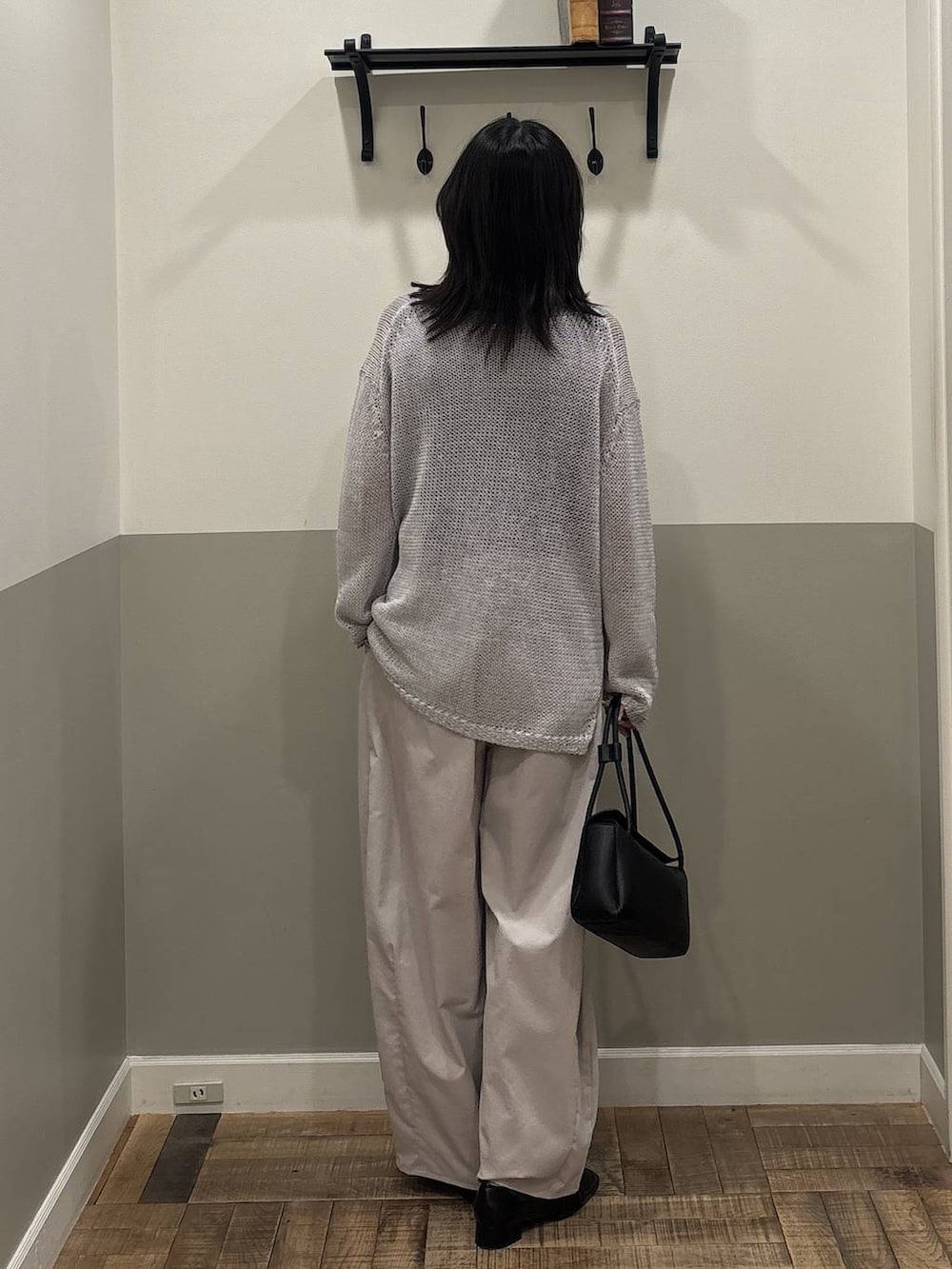 ブラック系のローファー、ブラック系のショルダーバッグ、グレー系のニット/セーターを着用したレディースの春コーディネートの3枚目の写真