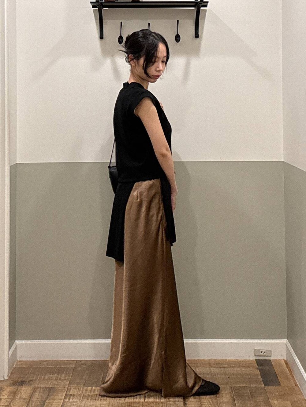 ブラック系のTシャツ/カットソー、ブラック系のハンドバッグ、ブラック系のスニーカーを着用したレディースの夏コーディネートの3枚目の写真